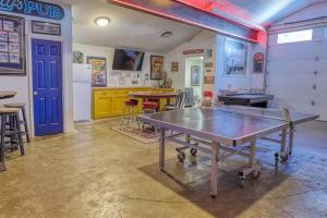 Large Ski Home: Seasonal Pool & Year-Round Hot Tub