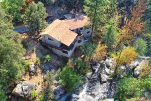 Waterfall House-Riverfront-Bbq-sleeps Four
