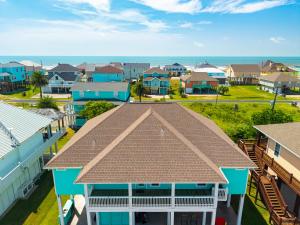 2 Main Suites, Sleeps 16, Hot Tub, Steps to Beach, Pets, Tiki Bar, Day Bed, Large Decks