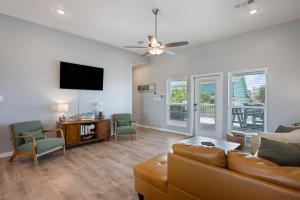 2 Main Suites, Sleeps 16, Hot Tub, Steps to Beach, Pets, Tiki Bar, Day Bed, Large Decks