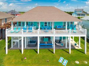 2 Main Suites, Sleeps 16, Hot Tub, Steps to Beach, Pets, Tiki Bar, Day Bed, Large Decks