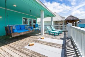 2 Main Suites, Sleeps 16, Hot Tub, Steps to Beach, Pets, Tiki Bar, Day Bed, Large Decks
