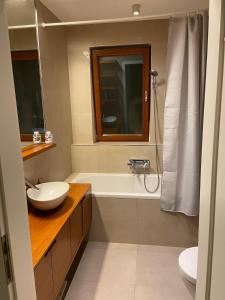 Private Jacuzzi Rooftop Apartment & Free Parking
