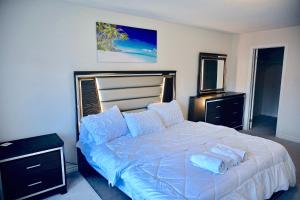 Entire 4 BR Detached Home,4 Beds plus 2 Sofa Bed, Sleeps 10, Close to Niagara Falls and Niagara on the Lake