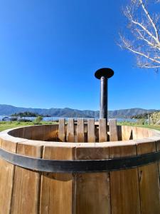 Lakefront Aculeo Red House Wifi Pet & Wood Hot Tub
