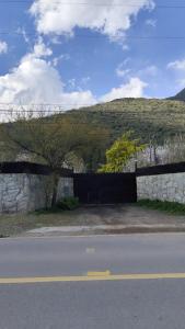 Cabaña rústica en la montaña