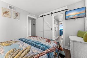 Modern Condo! Free Beach Chairs & Pools by Dolce Vita Getaways PCB
