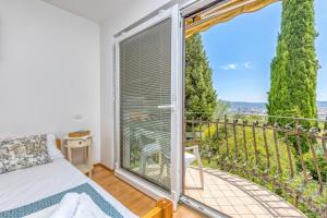 House In The Vineyards Ankaran - Happy Rentals
