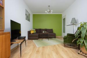 Lovely Apartment in Warsaw with Parking near Royal Baths Park by Noclegi Renters