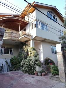 Avenaa 4BHK Rosewood House,Srinagar