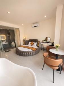 MOON HOTEl