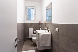 Comfortable apartment just a short walk from the lake!