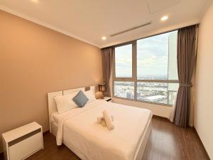 Landmark Plus Stylish 2BR with Saigon River & Landmark 81 Views