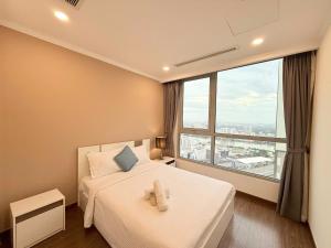 Landmark Plus Stylish 2BR with Saigon River & Landmark 81 Views