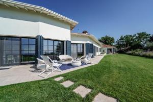 The charmest Green and Blue Villa on Garda Lake