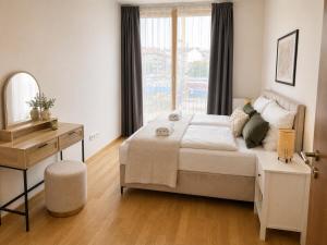 Spacious Anděl Apartment with 2 Bathrooms near Metro
