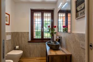 Deluxe apartment Pozzolino 1 with pool and garden & 4 bedrooms & 5 bathrooms