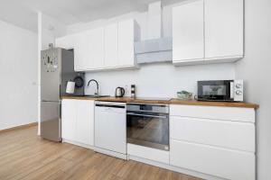 Bright Apartment with a Balcony in Quiet Neighbourhood by Noclegi Renters