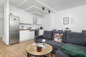 Bright Apartment with a Balcony in Quiet Neighbourhood by Noclegi Renters