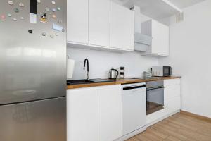 Bright Apartment with a Balcony in Quiet Neighbourhood by Noclegi Renters
