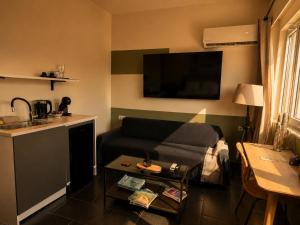 The Athenian Pearl