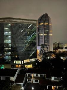 Stylish Haven Studio - Yaya with Skyline Views and Gym