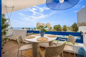 Sea view modern apartment with 4 pools and terrace