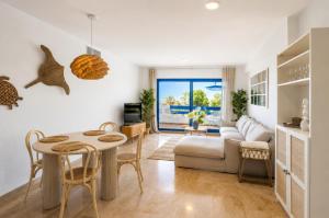 Sea view modern apartment with 4 pools and terrace