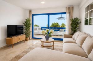 Sea view modern apartment with 4 pools and terrace
