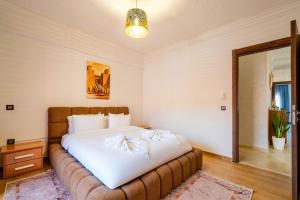 3-Bedroom Apartment in Gueliz with Pool, Parking