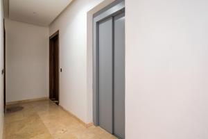 3-Bedroom Apartment in Gueliz with Pool, Parking
