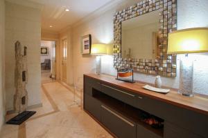 Beachfront luxury modern 2-bed apt with pool