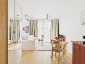 Jutrzenki 180 Warsaw Modern Apartment by Solarento