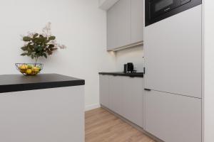 Comfortable Apartment with Parking and Access to Fitness Gym and Sauna by Noclegi Renteres