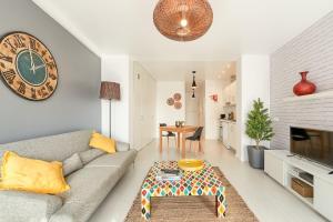 Enjoy Lisbon Graça with a Balcony Overlooking the River