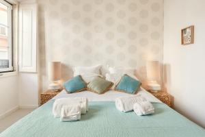 Enjoy Lisbon Graça with a Balcony Overlooking the River