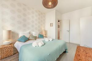 Enjoy Lisbon Graça with a Balcony Overlooking the River