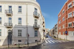 Enjoy Lisbon Graça with a Balcony Overlooking the River