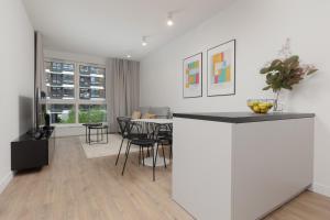 Comfortable Apartment with Parking and Access to Fitness Gym and Sauna by Noclegi Renteres