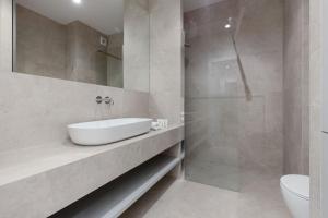 Comfortable Apartment with Parking and Access to Fitness Gym and Sauna by Noclegi Renteres