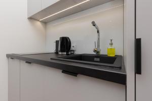Comfortable Apartment with Parking and Access to Fitness Gym and Sauna by Noclegi Renteres