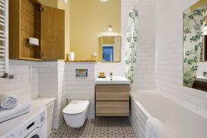 Warsaw Urban Wola Apt - Parking & Balcony by Rentujemy
