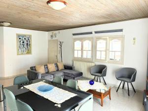 Villa "Jane", quiet, luxurious, family friendly, spacious, close to the beach!