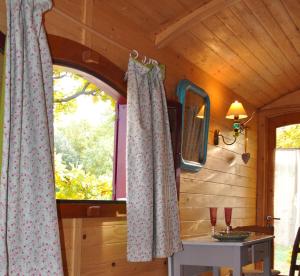 Maisons d'hotes La roulotte Chic et Boheme : photos des chambres