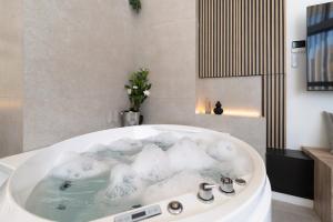 Málaga ROSE 6 Suite con Jacuzzi Privado
