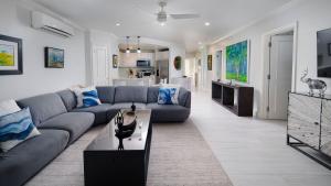 Modern Beachfront Condo with Pool - Sapphire Beach 213