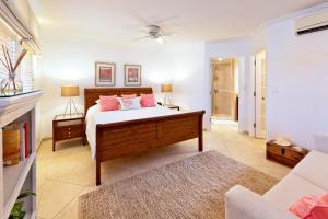 Modern Beachfront Condo with Pool - Sapphire 307