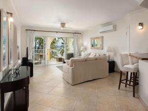 Modern Beachfront Condo with Pool - Sapphire 211
