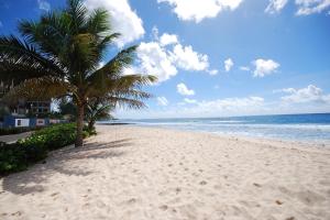 Oppposite Beach with Pool - Margate 4 2 bed