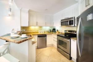 Modern Beachfront Condo with Pool - Sapphire 311